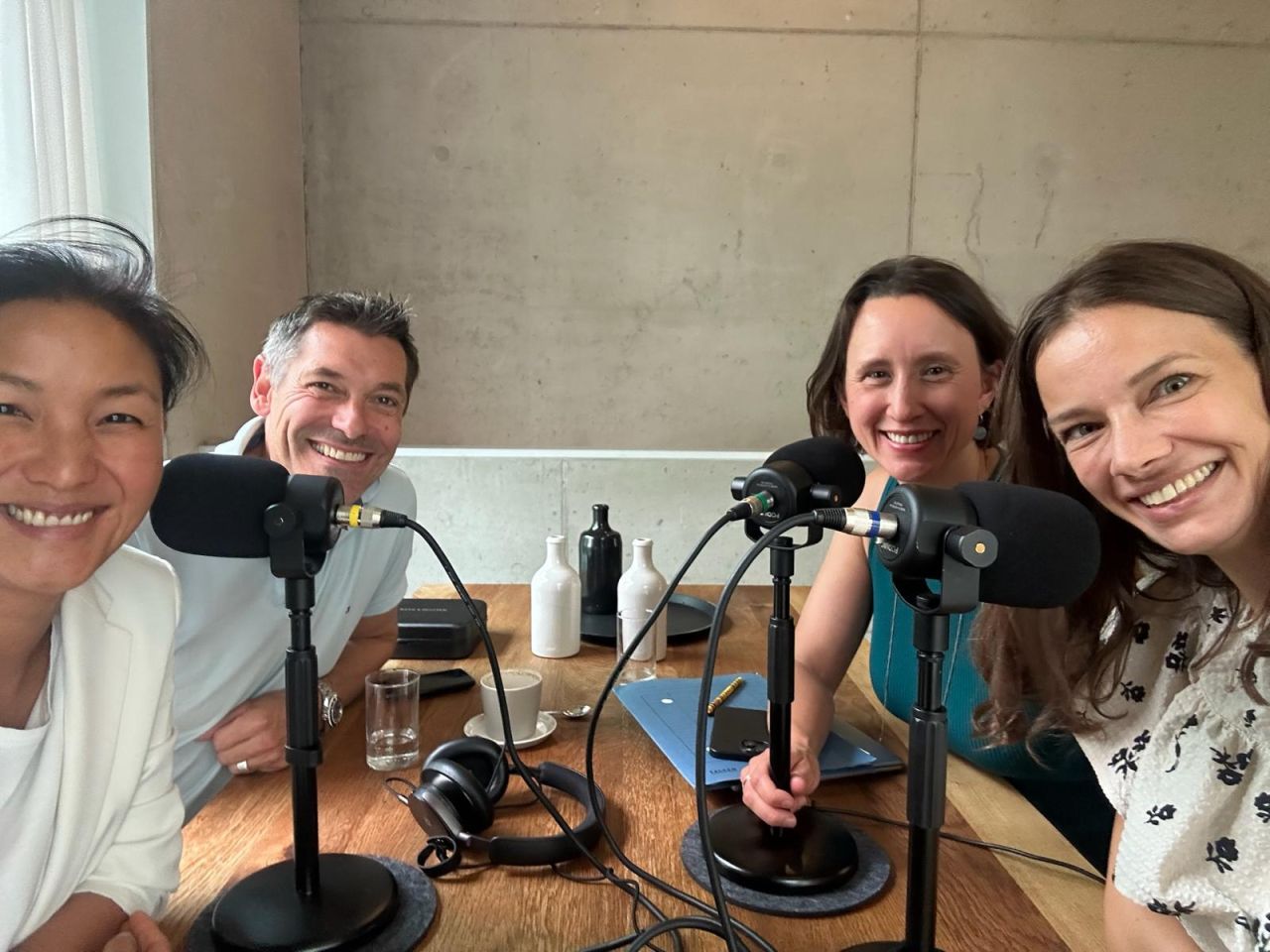Lena Brühne und Stefanie Saß mit Annette Kwee und Sascha Thran bei der Aufnahme des Podcasts ROHSTOFF